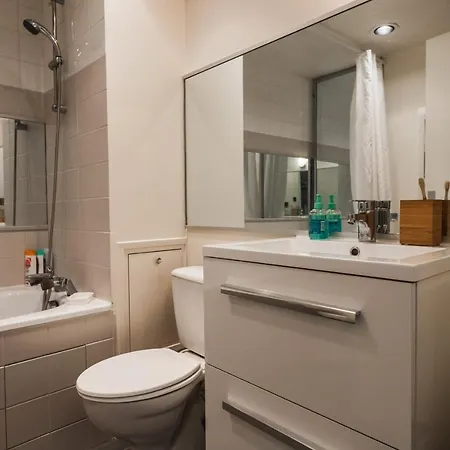 Superb Apt With Large Bay Window